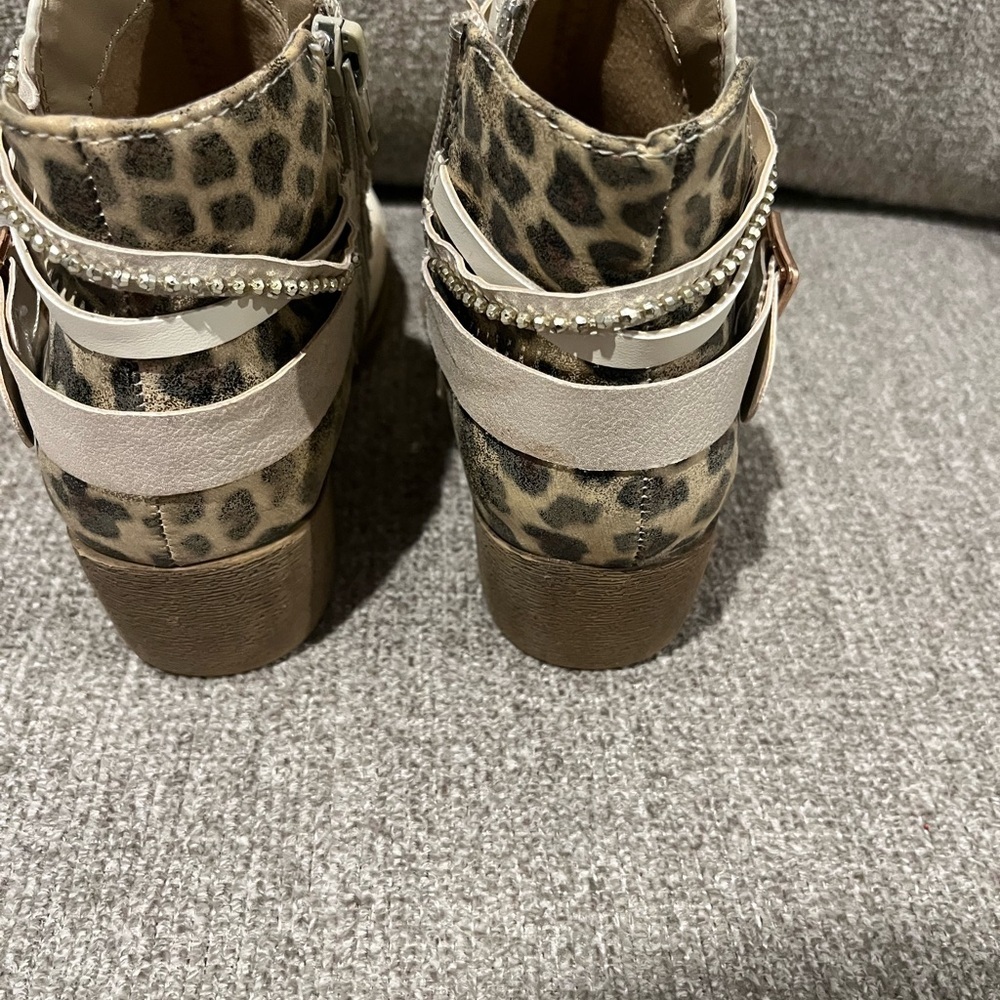 Girls boots size 2M. Color cream/beige. Leopard print in the back. Side zippers! - Picture 6 of 13